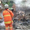 Petugas kebakaran saat memadamkan api yang membakar warung kopi milik Nana di Kelurahan Purwawinangaun.